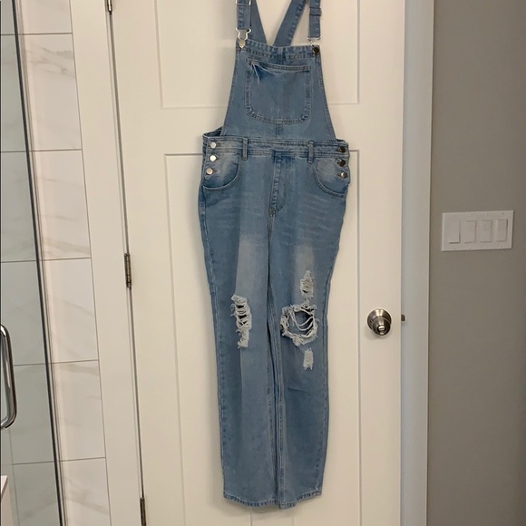 Pants - BNWOT Lightwashed/distressed women’s overalls